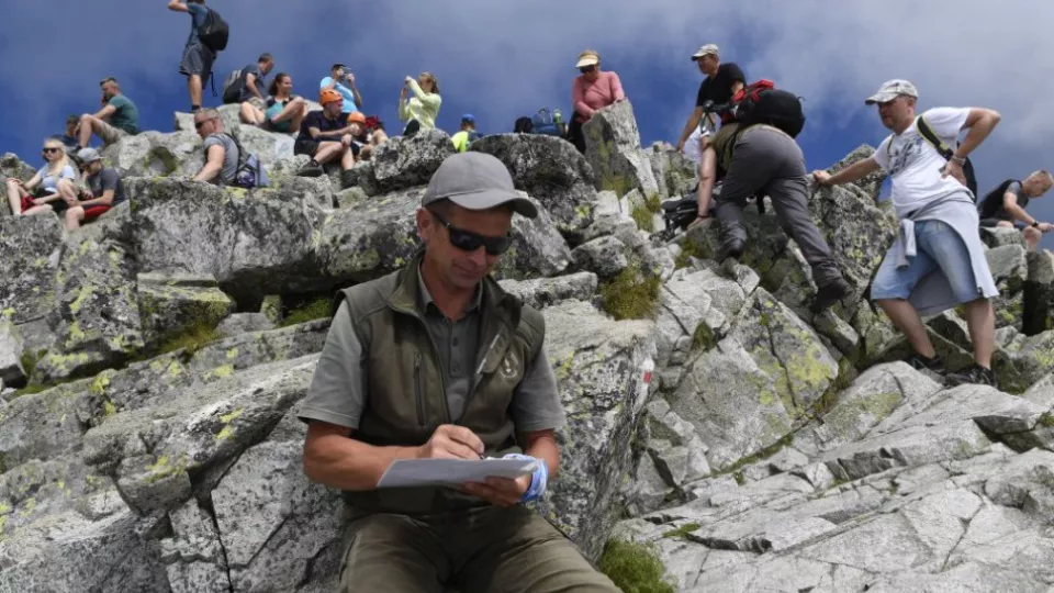 Počítanie turistov v TANAPE na štíte Rysy dňa 7. augusta 2018. Na snímke turistov na slovensko-poľskom hraničnom vrchole Rysov počíta lesník Ochranného obvodu Štrbské Pleso, Štátnych lesov TANAPu Ľuboš Fabián. 