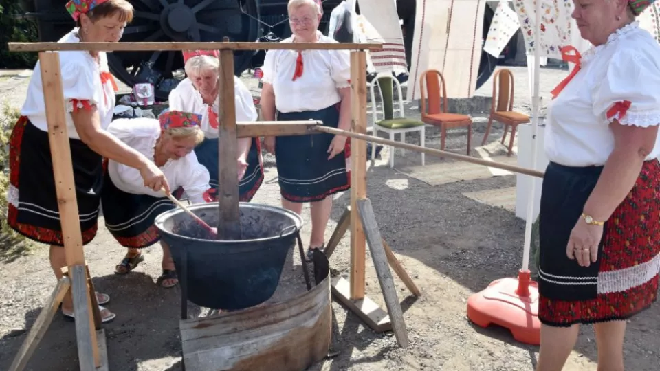 Dožinkové tradície zemplínskeho regiónu po roku opäť priblíži festival Chlebom a vínom v Trebišove. Na snímke tradičné varenie slivkového lekváru.