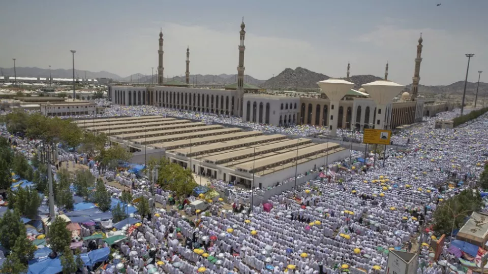 Na snímke moslimskí pútnici počas poludňajšej modlitby pri mešite Namirah na hore Arafat neďaleko saudskoarabskej Mekky v rámci tradičnej každoročnej púte hadždž 20. augusta 2018. 