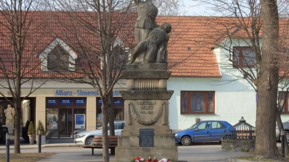 Na snímke pomník padlým vojakom v prvej a druhej svetovej vojne v Skalici.