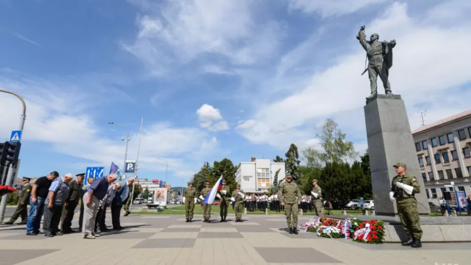 Slávnostným zhromaždením a kladením vencov k Pamätníku víťazstva si v Nitre v pondelok 27. augusta 2018 pripomenuli 74. výročie Slovenského národného povstania (SNP).