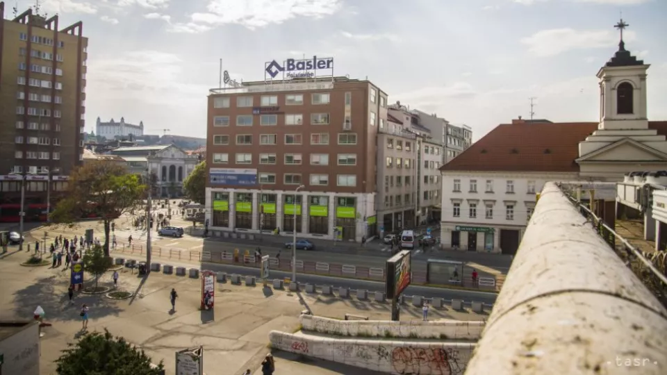 Na archívnej snímke pohľad na Kamenné námestie v Bratislave zo strechy budovy obchodného domu MY Tesco.