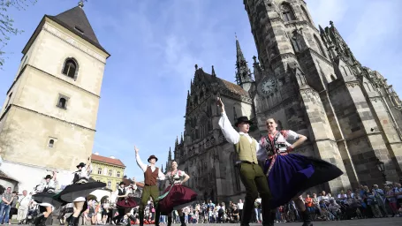 Na snímke Dóm sv. Alžbety, vľavo Veža kráľa Mateja v Košiciach