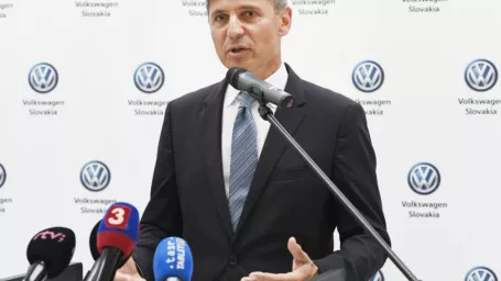 Na snímke primátor mesta Bratislava Ivo Nesrovnal počas brífingu s novinármi v spoločnosti Volkswagen Slovakia, a.s. 4. septembra 2018 v Bratislave. 