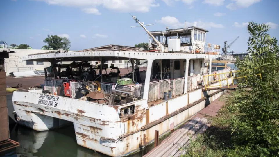 Na snímke loď Kamzík Bratislava, nazývaná Propeler v Zimnom prístave 5. septembra 2018 v Bratislave. Loď spájala dlhé desaťročia staromestský breh s petržalským brehom.