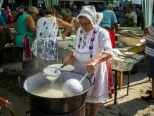 Milovníci halušiek, slovenského národného jedla, sa stretli v sobotu 8. septembra 2018 v severomaďarskej obci Veňarec v Novohradskej župe, kde Združenie novohradských a hevešských Slovákov pripravilo už 15. ročník Haluškového festivalu. Na snímke účastníci festivalu vo Veňarci.