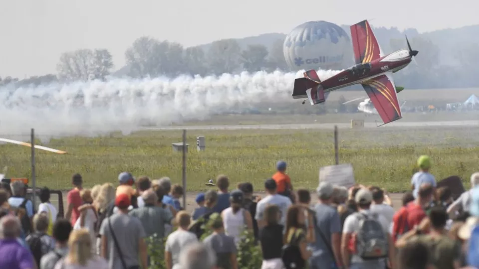 Na snímke maďarský akrobatický pilot Zoltán Veres na lietadle MXS počas Košického leteckého dňa na letisku v Košiciach 8. septembra 2018. 