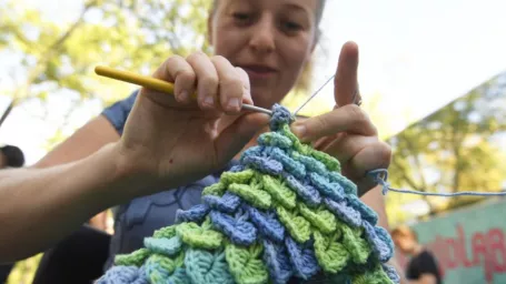 V Košiciach sa podarilo prekonať slovenský rekord v počte háčkujúcich ľudí na jednom mieste. V Kasárňach Kulturpark sa ich zišlo 101. Vlaňajší rekord bol zapísaný s počtom 71 účastníkov. Košice, 12. septembra 2018. 