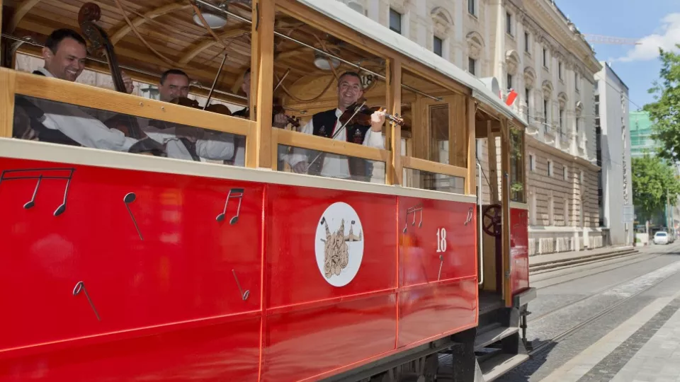 Historická hudobná električka v Bratislave.