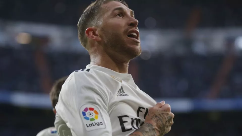 Sergio Ramos z Realu Madrid sa teší po góle z penalty v zápase 11. kola futbalovej La Ligy proti Valladolidu 3. novembra 2018 v Madride.