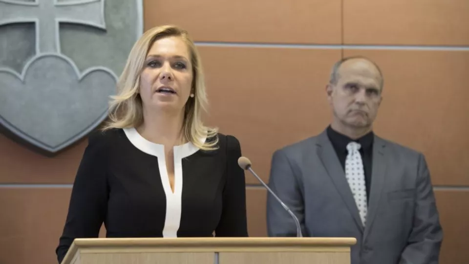 Na archívnej snímke ministerka vnútra SR Denisa Saková (vľavo) a prezident Policajného zboru SR Milan Lučanský (vpravo).