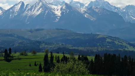 Pohľad na Tatry v jarnom období.