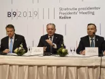 Na snímke z tlačovej konferencie prezidentov Slovenska, Rumunska a Poľska -  vľavo prezident Rumunska Klaus Werner Iohannis, uprostred prezident SR Andrej Kiska a vpravo prezident Poľska Andrzej Duda.