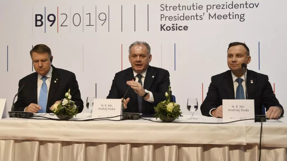 Na snímke z tlačovej konferencie prezidentov Slovenska, Rumunska a Poľska -  vľavo prezident Rumunska Klaus Werner Iohannis, uprostred prezident SR Andrej Kiska a vpravo prezident Poľska Andrzej Duda.