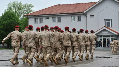 Na snímke slávnostný nástup príslušníkov Ozbrojených síl SR odchádzajúcich plniť úlohy do operácie Resolute Support v Afganistane na nádvorí 5. pluku špeciálneho určenia v Žiline 13. mája 2016.