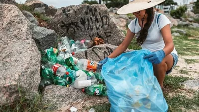 Slečna z Brazílie, ktorá sa zapojila do výzvy #trashtag.