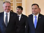 Zľava prezident SR Andrej Kiska, prezident Maďarska János Áder a prezident Poľska  Andrzej Duda počas príchodu na oslavy 20. výročia vstupu Českej republiky do NATO, v Prahe 12. marca 2019. 