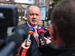 Na snímke prezident SR Andrej Kiska poskytuje rozhovor médiám po skončení volebného aktu počas 1. kola prezidentských volieb pred volebnou miestnosťou v Poprade 16. marca 2019.