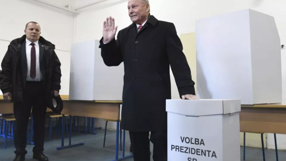 Na snímke bývalý prezident SR Rudolf Schuster vhadzuje obálku s hlasovacím lístkom do volebnej schránky počas 1. kola prezidentských volieb v Košiciach, 16. marca 2019. 