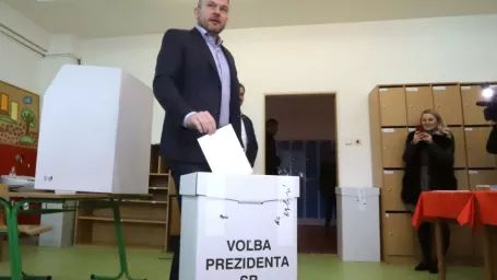 Na snímke premiér SR Peter Pellegrini vhadzuje hlasovací lístok do volebnej schránky počas 1. kola prezidentských volieb vo volebnej miestnosti na Základnej škole Jána Bakossa v Banskej Bystrici 16. marca 2019. Na Slovensku sa dnes začali voľby prezidenta Slovenskej republiky. Je to piata priama voľba prezidenta v ére samostatného Slovenska. Ak v prvom kole volieb ani jeden z kandidátov na prezidenta nezíska nadpolovičnú väčšinu platných hlasov voličov, bude druhé kolo 30. marca. 