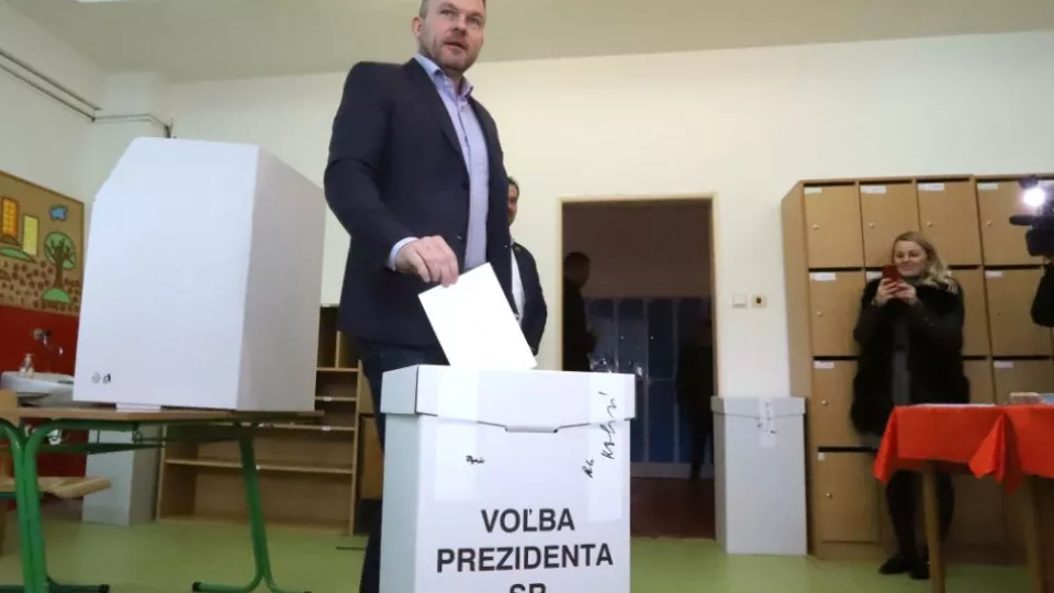 Na snímke premiér SR Peter Pellegrini vhadzuje hlasovací lístok do volebnej schránky počas 1. kola prezidentských volieb vo volebnej miestnosti na Základnej škole Jána Bakossa v Banskej Bystrici 16. marca 2019. Na Slovensku sa dnes začali voľby prezidenta Slovenskej republiky. Je to piata priama voľba prezidenta v ére samostatného Slovenska. Ak v prvom kole volieb ani jeden z kandidátov na prezidenta nezíska nadpolovičnú väčšinu platných hlasov voličov, bude druhé kolo 30. marca. 