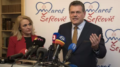 Na snímke kandidát na prezidenta SR Maroš Šefčovič s manželkou Helenou (vľavo) počas tlačovej konferencie vo svojej volebnej centrále po 1. kole prezidentských volieb 17. marca 2019 v Bratislave.