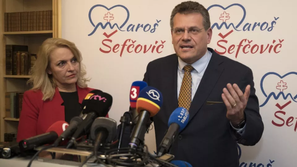 Na snímke kandidát na prezidenta SR Maroš Šefčovič s manželkou Helenou (vľavo) počas tlačovej konferencie vo svojej volebnej centrále po 1. kole prezidentských volieb 17. marca 2019 v Bratislave.