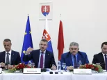 Výjazdové rokovanie vlády SR v Gelnici 19. marca 2019. Na snímke tlačová konferencia po skončení rokovania, zľava podpredseda vlády SR pre investície a informatizáciu Richard Raši, premiér SR Peter Pellegrini, minister práce, sociálnych vecí a rodiny SR Ján Richter a primátor Gelnice Dušan Tomaško.