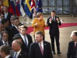 Nemecká kancelárka Angela Merkelová a francúzsky prezident Emmanuel Macron sa rozprávajú v rámci dvojdňového summitu EÚ v Bruseli 22. marca 2019. Druhý sprava slovenský premiér Peter Pellegrini.