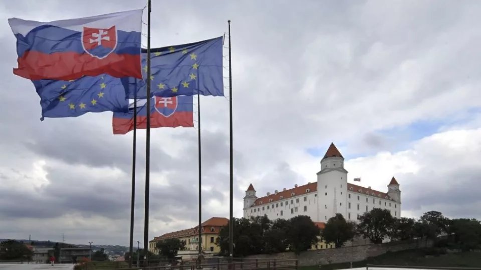 Na archívnej snímke vlajky SR a EÚ v pozadí s Bratislavským hradom.