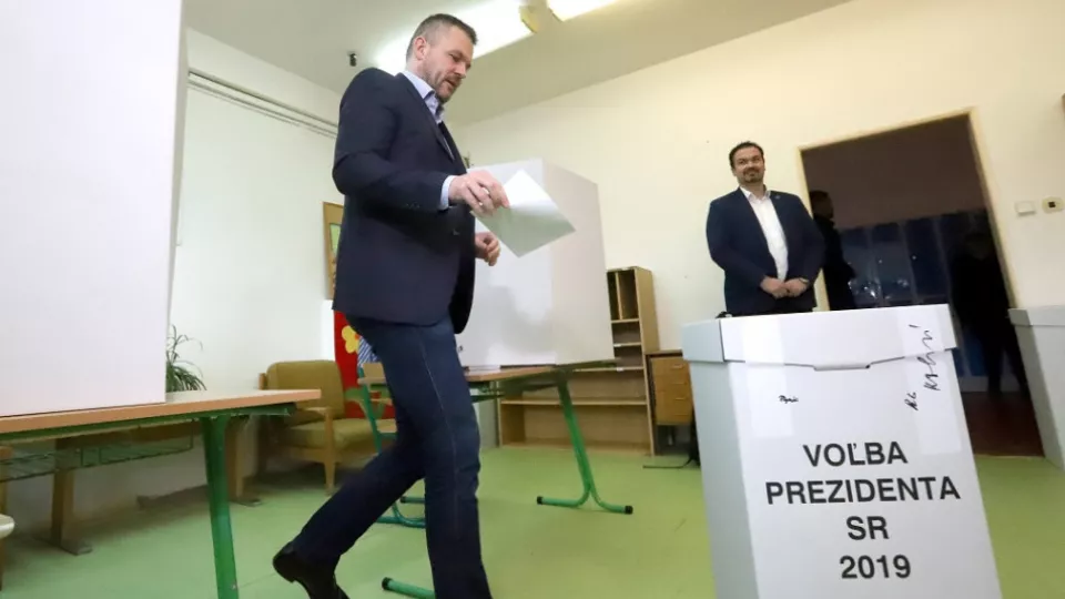 Na snímke premiér SR Peter Pellegrini prichádza s hlasovacím lístkom k volebnej schránke počas 1. kola prezidentských volieb vo volebnej miestnosti na Základnej škole Jána Bakossa v Banskej Bystrici 16. marca 2019.