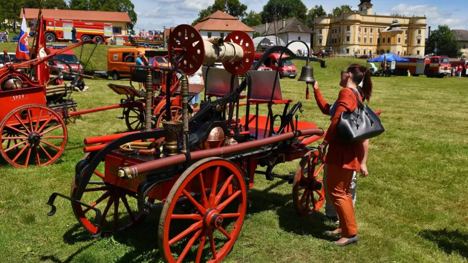 Na archívnej snímke historická hasičská striekačka vystavená počas súťaže historických hasičských striekačiek v Markušovciach. 