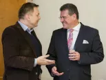 Na archívnej snímke Maroš Šefčovič v rozhovore s ministrom financii SR Petrom Kažimírom.