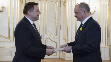 Na snímke prezident SR Andrej Kiska (vpravo), ktorý prijíma demisiu ministra financií Petra Kažimíra (vľavo) v Prezidentskom paláci v Bratislave 11. apríla 2019.