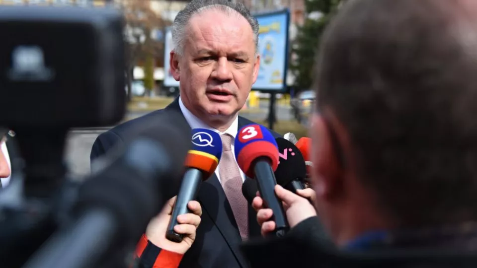 Na snímke prezident SR Andrej Kiska poskytuje rozhovor médiám po skončení volebného aktu počas 1. kola prezidentských volieb pred volebnou miestnosťou v Poprade 16. marca 2019.