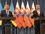 Na snímke sprava predseda vlády SR Peter Pellegrini a ukrajinský premiér Volodymyr Borysovyč Hrojsman počas tlačovej konferencie v Bratislave 16. apríla 2019.