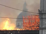 Na snímke Katedrála Notre-Dame počas požiaru 15. apríla 2019 v Paríži. 