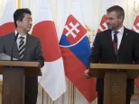 Na snímke vpravo predseda vlády SR Peter Pellegrini a japonský premiér Šinzó Abe počas spoločnej tlačovej konferencie na summite V4 + Japonsko, v Bratislave 25. apríla 2019.