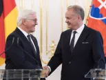 Na archívnej snímke vľavo nemecký prezident Frank-Walter Steinmeier a vpravo prezident SR Andrej Kiska.