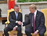 Na snímke americký prezident Donald Trump (vpravo) a slovenský premiér Peter Pellegrini sa zdravia v Bielom dome vo Washingtone 3. mája 2019.