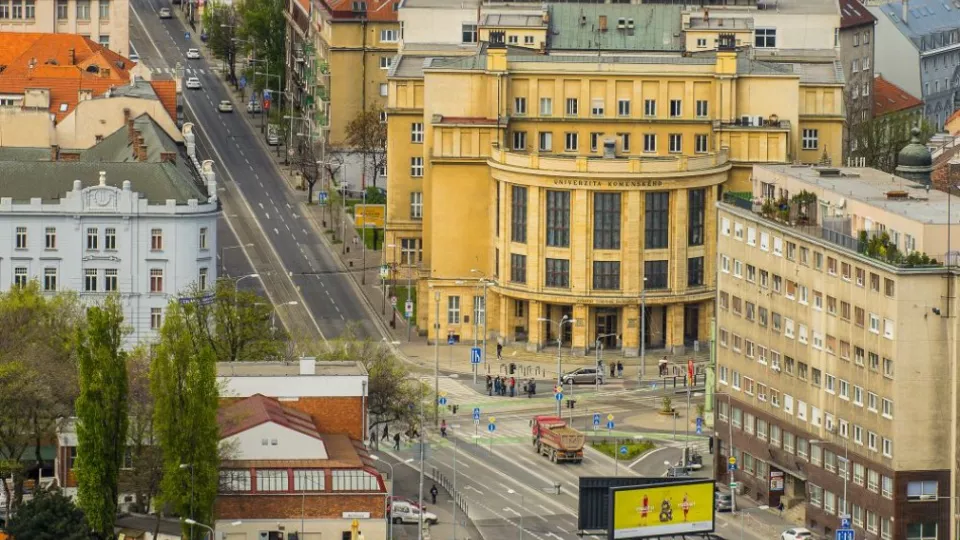 Na snímke pohľad na Vajanského nábrežie s budovou Univerzity Komenského na Šafárikovom námestí v Bratislave.