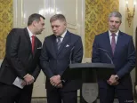 Na snímke zľava predseda SNS Andrej Danko, predseda strany SMER-SD Robert Fico a predseda Most-Híd Béla Bugár. 