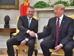 Na snímke americký prezident Donald Trump (vpravo) a slovenský premiér Peter Pellegrini sa zdravia v Bielom dome vo Washingtone 3. mája 2019.