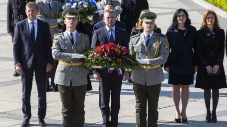 Na snímke v popredí predseda vlády SR Peter Pellegrini, v druhej rade zľava Minister hospodárstva Peter Žiga, ministerka školstva, vedy, výskumu a športu SR Martina Lubyová, ministerka zdravotníctva SR Andrea Kalavská, v pozadí v strede veľvyslanec Ruskej federácie v SR Alexey Fedotov počas pietneho aktu kladenia vencov k pamätníku pri príležitosti 74. výročia ukončenia druhej svetovej vojny na Slavíne v Bratislave 8. mája 2019.