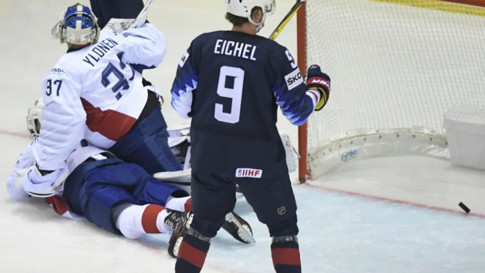 Na snímke vľavo brankár Sebastian Ylönen (Francúzsko) inkasuje gól v zápase základnej A-skupiny USA- Francúzsko na 83. majstrovstvách sveta v ľadovom hokeji v Košiciach 12. mája 2019. Vpravo sa teší americký hokejista Jack Eichel.