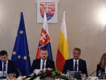 Na snímke zľava podpredseda vlády a minister životného prostredia SR László Sólymos, predseda vlády SR Peter Pellegrini, podpredseda vlády SR pre investície a informatizáciu Richard Raši a podpredsedníčka vlády a ministerka pôdohospodárstva a rozvoja vidieka SR Gabriela Matečná počas výjazdového rokovania vlády SR v Hanušovciach nad Topľou 14. mája 2019.