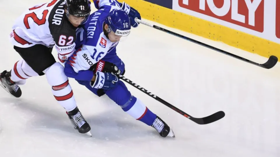 Na snímke sprava Róbert Lantoši (Slovensko) a Brandon Montour (Kanada) počas zápasu základnej A-skupiny Slovensko - Kanada na 83. majstrovstvách sveta v ľadovom hokeji v Košiciach 13. mája 2019.