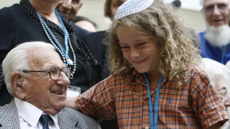 Nicholas Winton sa narodil v roku 1909.  Zachránil v roku 1939 pred istou smrťou 669 židovských detí z vtedajšieho predvojnového Česko-Slovenska.