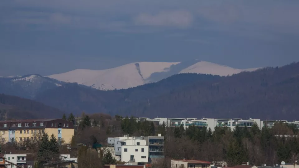 Na snímke vrch Krížna (Veľká Fatra) z Banskej Bystrice 10. marca 2017.