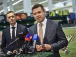 Na snímke sprava podpredseda vlády SR a minister životného prostredia SR László Sólymos, výkonný riaditeľ spoločnosti Tesco Stores SR Martin Kuruc počas tlačovej konferencie na tému "Ako by vyzeral obchod, ak by vymizli včely" 22. mája 2019 v Bratislave.